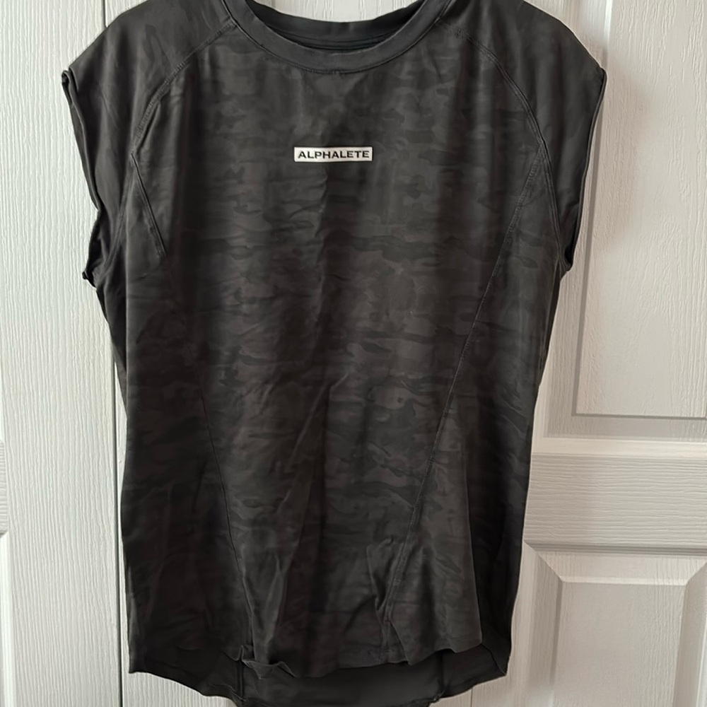 Alphalete men’s velocity muscle tee. Mesh back. Camo..